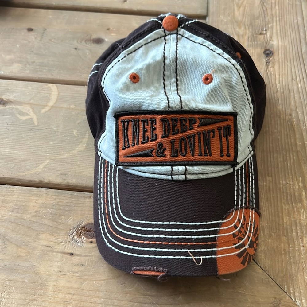 Farm Boy Brand men’s hat. Knee Depoa & Lovin It